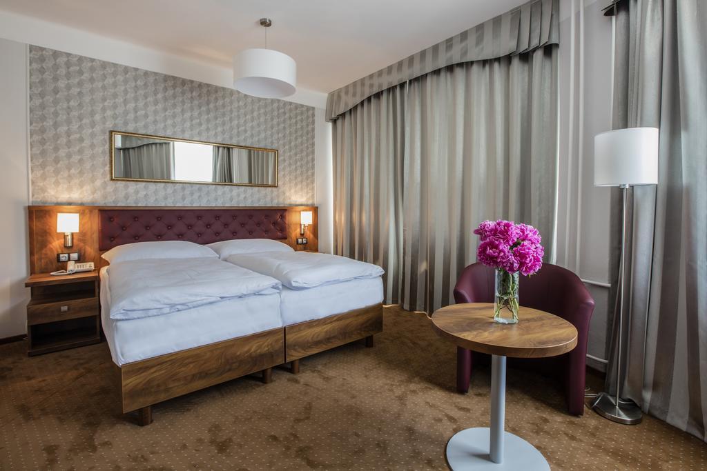 Hotel Bellevue Tlapak Poděbrady Extérieur photo