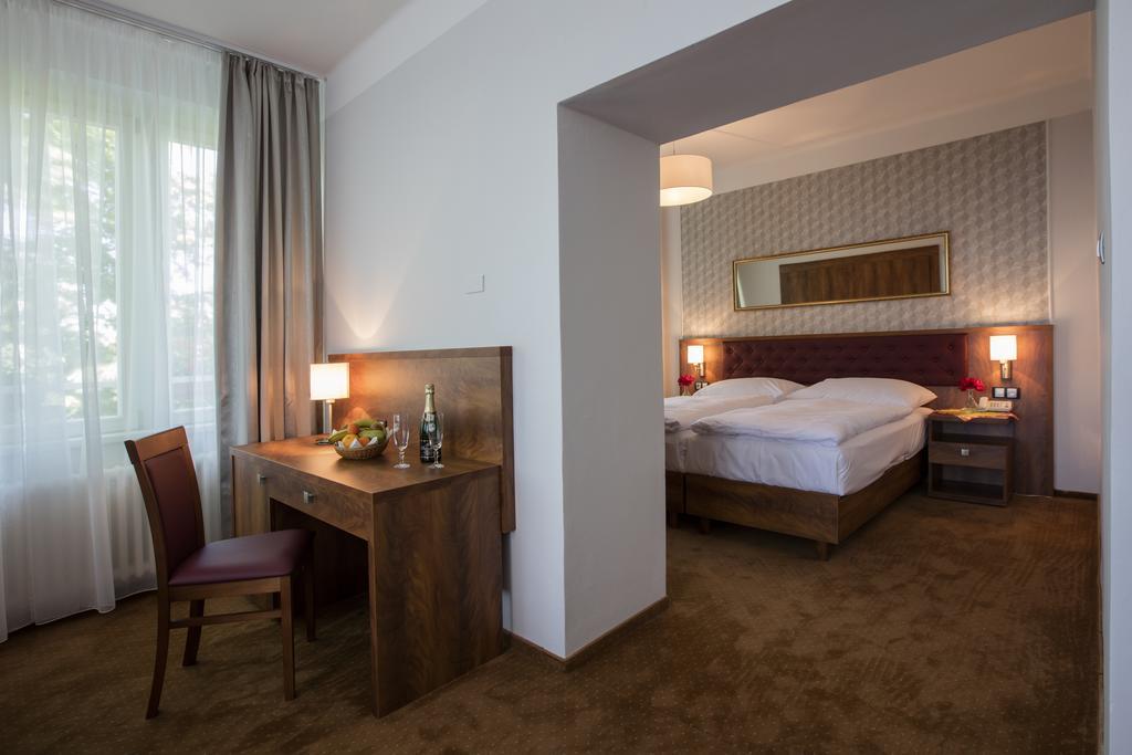 Hotel Bellevue Tlapak Poděbrady Extérieur photo