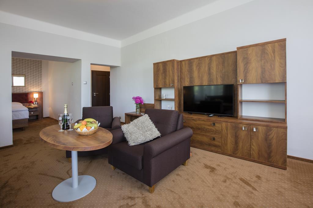 Hotel Bellevue Tlapak Poděbrady Extérieur photo